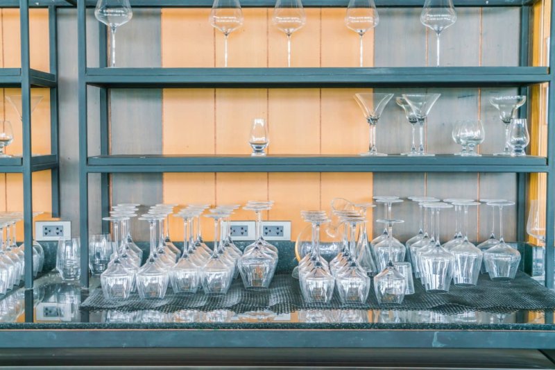 Эффективные подходы к складскому хранению посуды, стекла и фарфора: практичные решения для дома